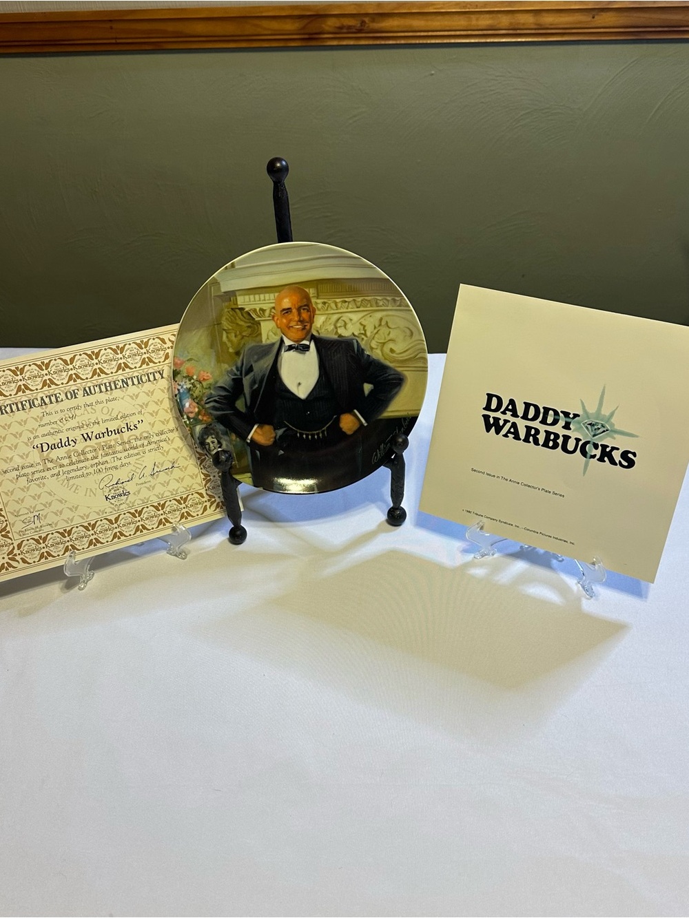 Knowles collectors plate daddy warbucks with certificate